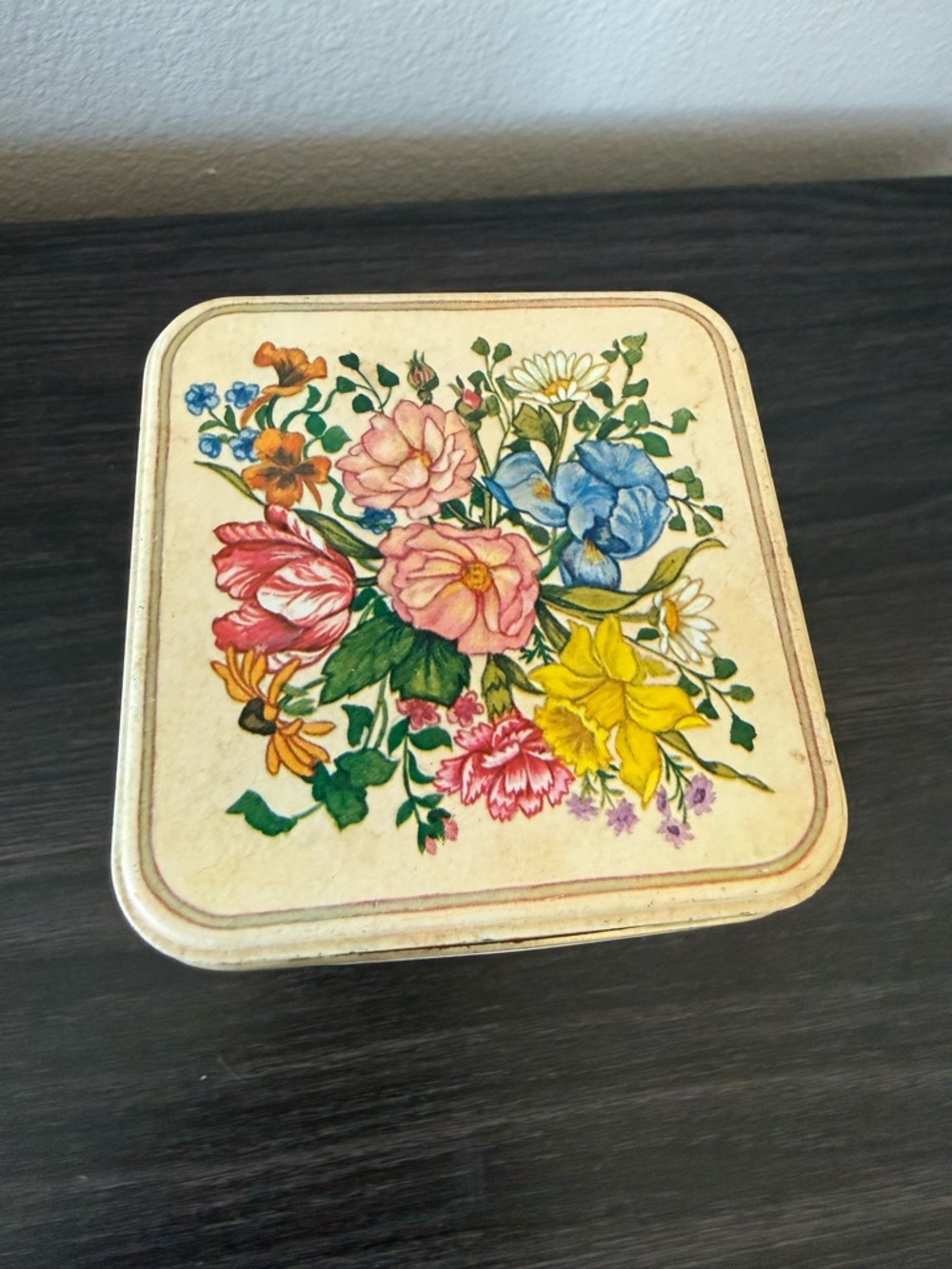 Vintage Hallmark Flower Rusty Tin box with lid - Picture 3 of 7